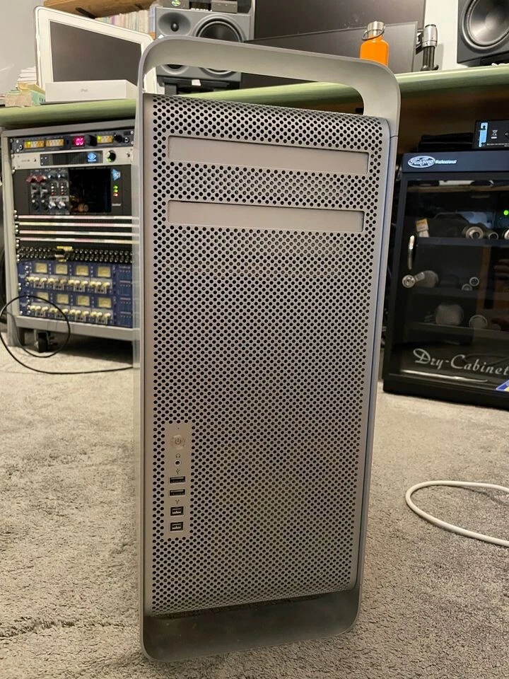 Ex-Studio Mac Pro 5,1 | Dual X5680 3.33GHz | Radeon RX 580 - Image 1 of 4