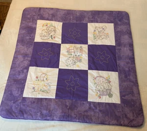 Flanell Rücken bestickt Patchwork Quilt Baby lila Hase Welpe Ente Kätzchen - Bild 1 von 12