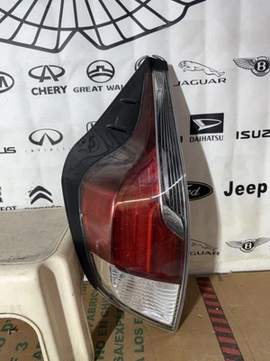 Luz trasera izquierda del lado del conductor Toyota Prius C 15-17 OEM Foto 1 de 4
