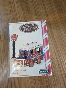 Juego de 2 accesorios de pueblo vintage Lemax Sugar N Spice Gingerbread Bus - Imagen 1 de 2