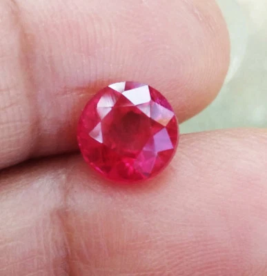 TOP COLOR BLOOD RED  10x10mm. ROUND CUT CORUNDUM RED RUBY GEMSTONE EXCELLENT! - Image 1 of 2