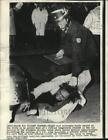 1968 Press Photo Policjant zamieszek trzyma studenta Zengakuren w sekcji Oji, Tokio