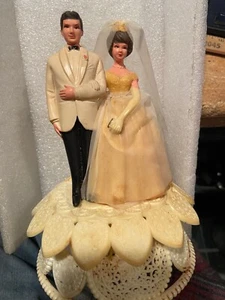 Topper de pastel de plástico Wilton vintage de 7" para pareja de boda usado con desgaste DMB - Imagen 1 de 12