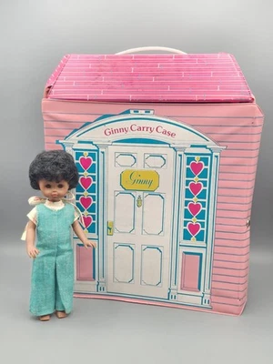 复古 1978 年非洲裔美国人金妮娃娃和 1979 年乙烯基手提箱时尚 — 第 1/4 张图片