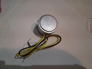 Vintage Synchron 610 Electric Wall Clock Motor NOS TESTED Works 1RPM 24V - Picture 1 of 4