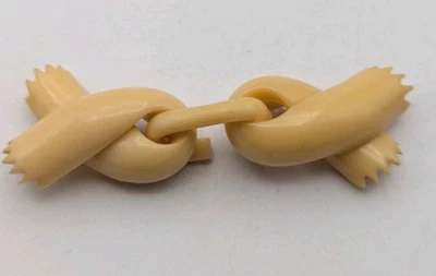 Adorno sombrero vintage años 20 Art Deco marfil celuloide nudo Foto 1 de 3