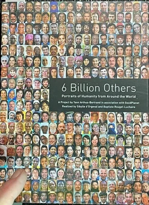 Trade Paperback book , “6 Billion Others" by Yann Arthus-Bertrand  -G Foto 1 de 4