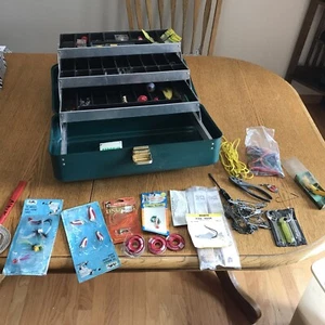 UMCO Fishing GREEN RARE Tackle Box 205U Vintage Includes Vtg Tackle - Picture 1 of 12