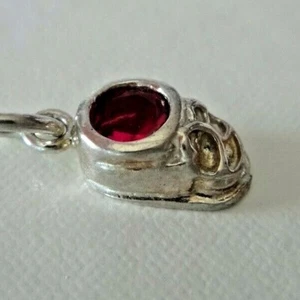 Juli Sterlingsilber 12mm roter Rubin Kristall Geburtsstein Baby Schuh Charm - Bild 1 von 3