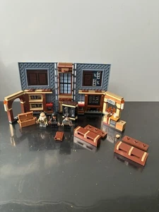 LEGO Harry Potter: Hogwarts Moment: Charms Class (76385) - Picture 1 of 5