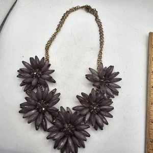 Collar grueso tono dorado con segmento floral grande púrpura llamativo - Imagen 1 de 5