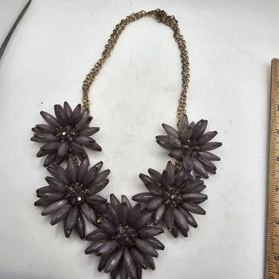 Collar grueso tono dorado con segmento floral grande púrpura llamativo Foto 1 de 4