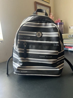 Tommy Hilfiger Mochila Pequeña Bolso de Hombro a Rayas Blanco y Negro Foto 1 de 4