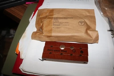 NOS Sikorsky H-53 bloque fenólico / espaciador 65651-03019-103 1560-00-915-7702 Foto 1 de 3