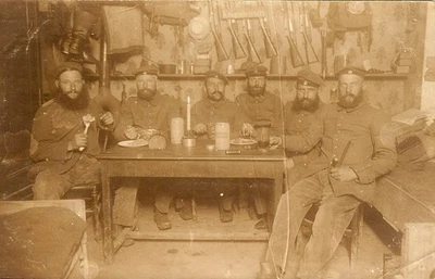 Puerto. Foto: ¡VETERANO soldado alemán barbudo en búnker con rifles y equipo colgante! Foto 1 de 4
