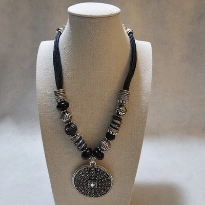 "Collar Chicos Colgante Tono Plateado Con Medallón, Cuentas Piedra Negra 20"" Boho" Foto 1 de 4