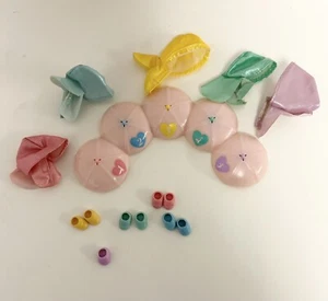 #2101 Vintage Tyco Rainy Day Quints Lot Parts Ponchos Shoes 1989 - Bild 1 von 3