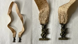 Vintage identisches Paar Messing KATZE & DIE GEIGE Charms an einem gemusterten Band - Bild 1 von 12