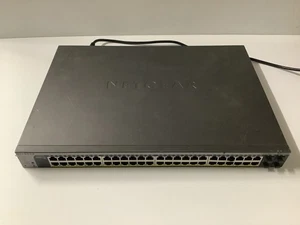 48-portowy gigabitowy inteligentny przełącznik PoE+ Netgear ProSafe GS752TP z 4 SFP - Zdjęcie 1 z 12