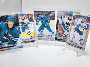 2024-25 Upper Deck Serie 2 Young Guns Ethan Cardwell #459 (RC) San Jose Sharks  - Foto 1 di 7