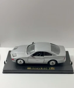 Die-Cast Vehicle 1:24 Scale 1990 Silver BMW 850i On Display Stand - Foto 1 di 20
