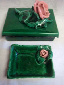 Hübsche Vintage grüne Keramik Zigarettendose & Aschenbecher mit applizierten rosa Rosen - Bild 1 von 11