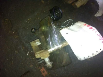 PINZA TRASERA DERECHA PASAJERO SE ADAPTA A 97-00 LINCOLN CONTINENTAL  Foto 1 de 4