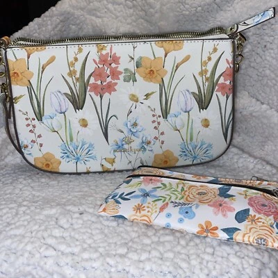 Bolso de Hombro Nanette Lepore Blanco Con Patrón Floral Multicolor Baguette Foto 1 de 4