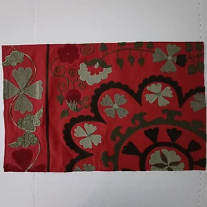 Pottery Barn Persis Suzani bestickte Lendenwirbeldecke 16x26" rot Marketingmuster - Bild 1 von 5