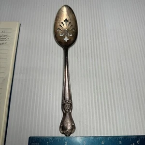 1 Slotted Serving Spoon International SIGNATURE 1950 Monogram L Silverplate - Picture 1 of 2