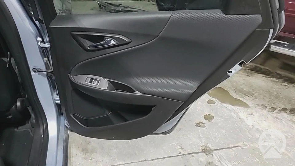 Painel interno de guarnição de porta 16-24 Chevrolet Malibu OEM traseiro destro passageiro preto jato - Imagem 1 de 1