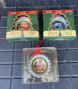 Lotto 3 pz vintage Coca Cola Trim A Tree collezione tappo bottiglia latta ornamenti E - Foto 1 di 13