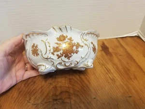 "Antiguo plato de caramelo ovalado con patas de porcelana de oro pintado a mano rosas 6 3/4" - Imagen 1 de 6
