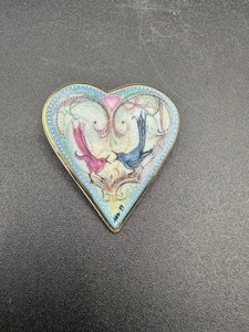 P. Buckley Moss Birds "Anniversary Song" herzförmige Porzellan Brosche Anhänger - Bild 1 von 4