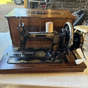 Antike The Harris Handkurbel Nähmaschine W. J. Harris & Co. London mit Schlosskasten - Bild 1 von 21