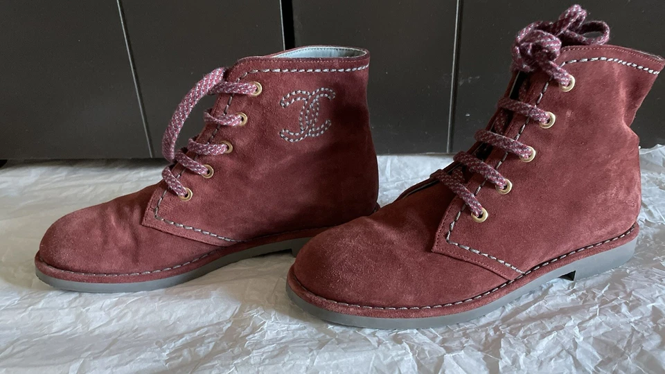 Novas Botas de Cadarço de Camurça Logotipo CHANEL CC de US$ 1.550 Tamanho 38 UE Compatível com Tamanho 7 EUA - Imagem 1 de 4