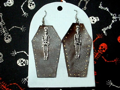 PENDIENTES ATAÚD DE CUERO CON ESQUELETOS CUERO MARRÓN GÓTICO ESPELUZNANTE 2-3/8" DE LARGO Foto 1 de 2