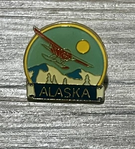 Alaska Souvenir Travel Enamel Lapel Hat Pin Gold Tone Plane & Snowy Mountains - Picture 1 of 4