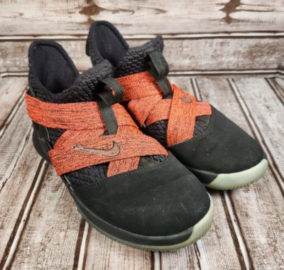 耐克 LEBRON JAMES SOLDIER XII 青少年男孩 5 Y 篮球鞋黑色红色运动鞋 — 第 1/4 张图片