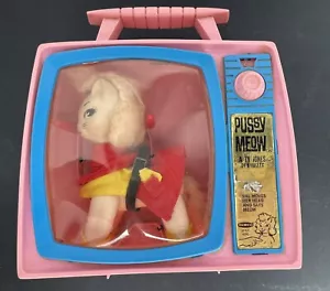 Vintage 1966 REMCO TV JONES Playmate PUSSY MEOW CAT giocattolo custodia rosa 3 ABITI Kitschy - Foto 1 di 24