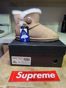 Neu - Größe 4M - 5,5 W UGG Mini Bailey Button Stiefel - Chestnut - Bild 1 von 6