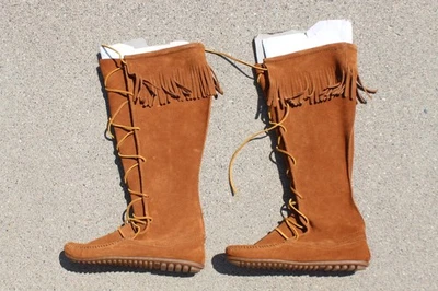 Minnetonka 1422 Mocassins de Couro Franja Alta Camurça Frente Botas com Cadarço Tamanho 8 - Imagem 1 de 4