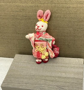 Portachiavi bambola coniglietto coniglietto vintage giapponese completamente vestito (geisha) alto 4" OFFERTA - Foto 1 di 8