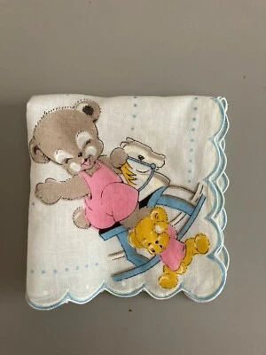 LENÇO VINTAGE INFANTIL Urso em Cavalo de Balanço ALGODÃO LENÇO LENÇO - Imagem 1 de 3