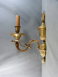 Louis XV Style Wall Sconce with Urn Decor in Gilt Bronze - Picture 1 of 10
