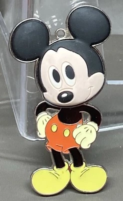 Adorno plano de metal Hallmark Mickey Mouse Foto 1 de 3