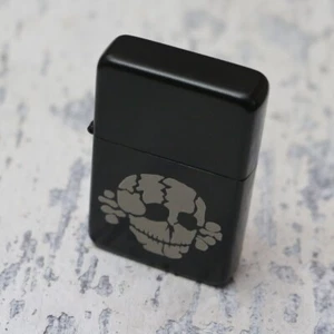 6 Stück Benzin Feuerzeug Sturmfeuerzeug Retro Skull Schädel Totenkopf Retro - Bild 1 von 3