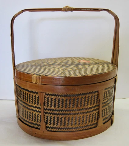 Vtg Woven Bamboo Sewing/Picnic Basket w/Lid Made in People's Republic of China Cover