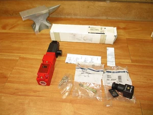Telemecanique XCSL746F3 *NUOVO* Interruttore limite di sicurezza taglierina ad interblocco - Foto 1 di 11