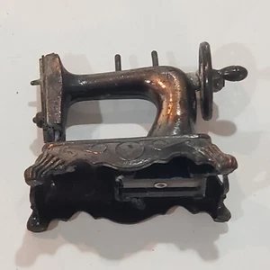 Miniature Old Fashion Sewing Machine Pencil Sharpener Moveable Action   - Picture 1 of 4